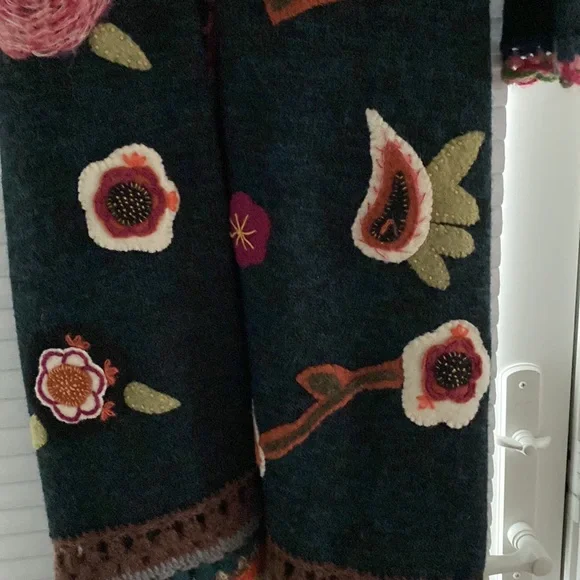 Beautiful Embroidered Sweater. - Picture 4 of 10